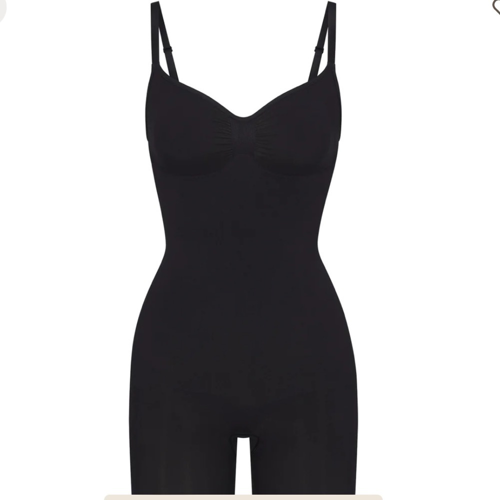 SKIMS / BLACK SEAMLESS SCULPT MID THIGH BODYSUIT